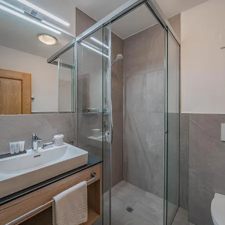 Andrea Cäciel - Alpline Kg * Brixen im Thale